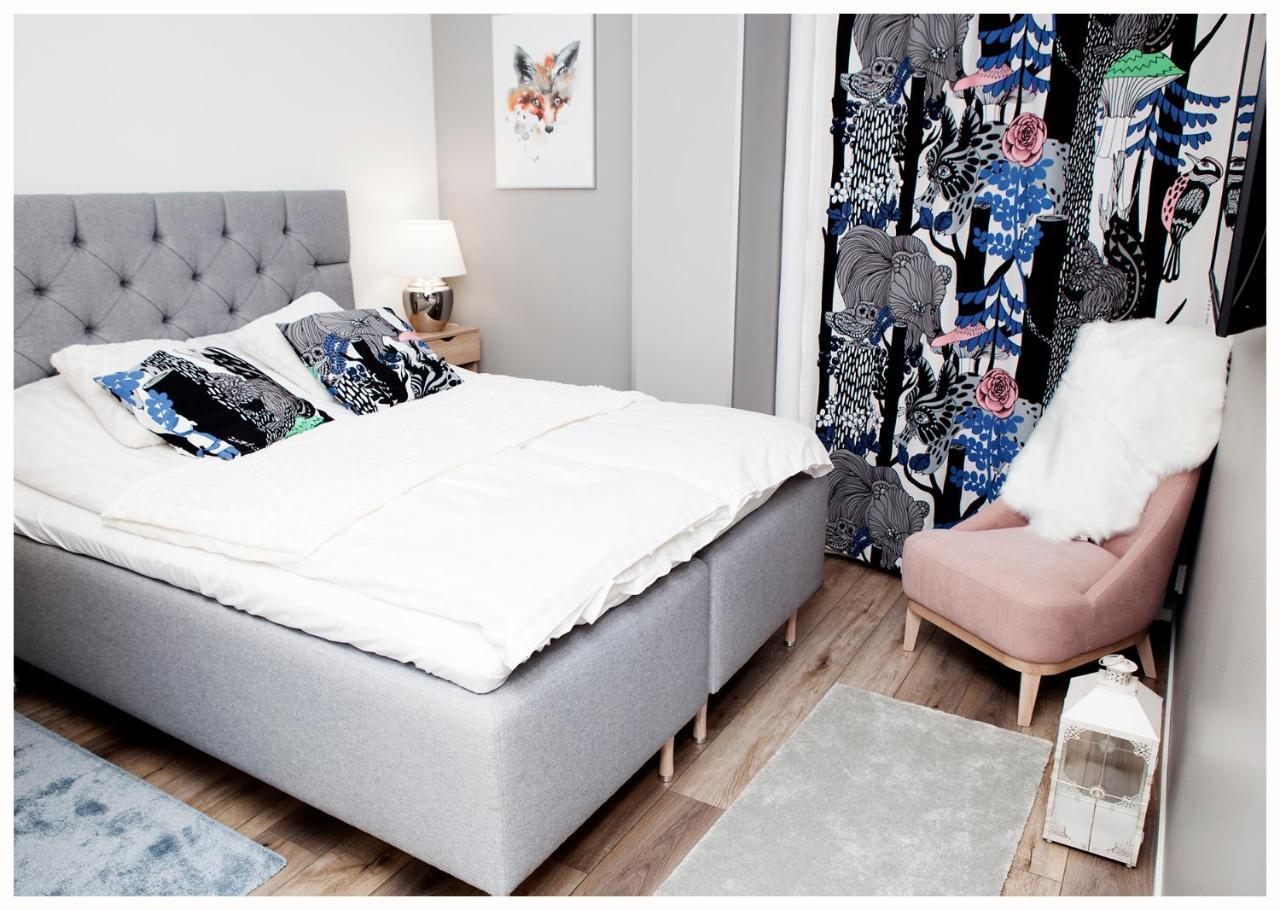 Crystal Arctic Suites روفانييمي المظهر الخارجي الصورة A bedroom with a bed and a chair